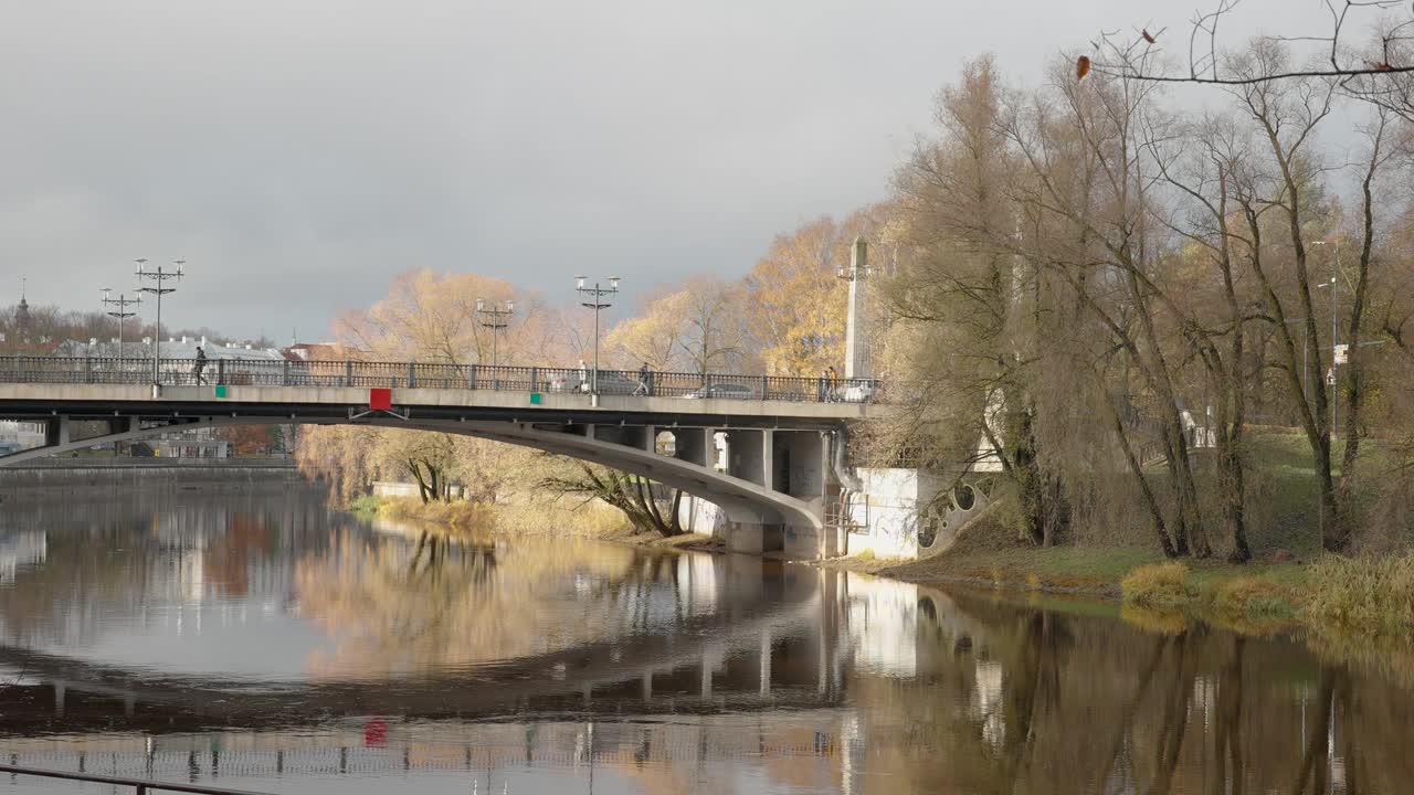 爱沙尼亚塔尔图静水中的秋桥倒影视频下载