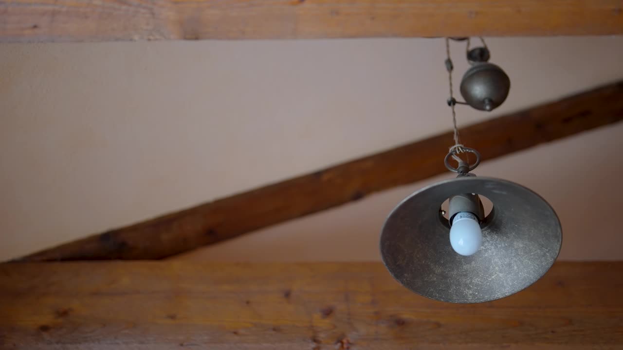 乡村吊坠灯在一个复古的设置视频下载