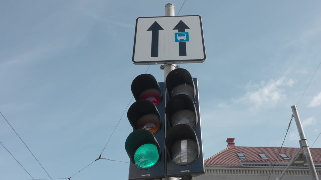 爱沙尼亚塔林城市环境中的绿色交通信号灯视频下载