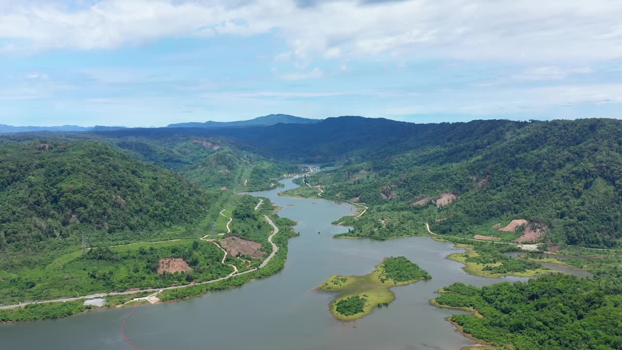 在一个阳光明媚的日子里，在亚洲南通的一个水力发电站的水库，在老挝，在hammouane，朝向Thakek。视频下载