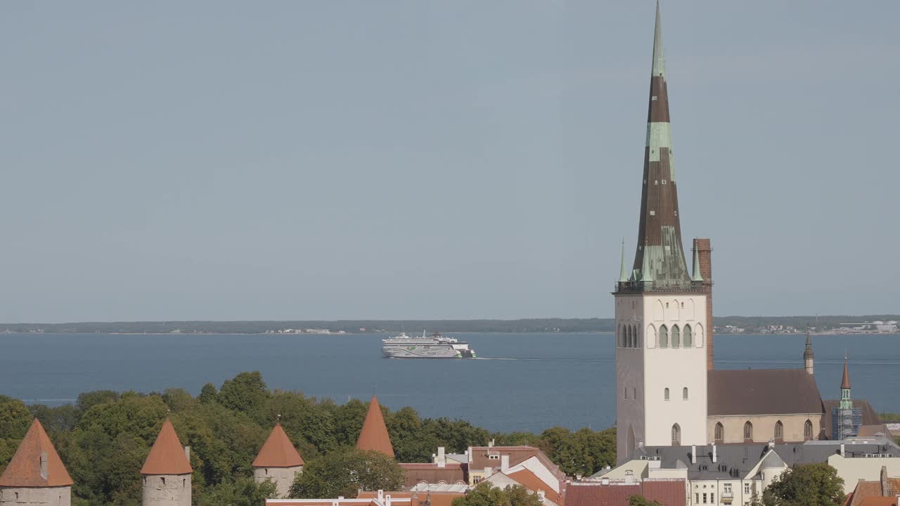 历史悠久的教堂尖塔，俯瞰爱沙尼亚塔林的海滨城市景观视频下载