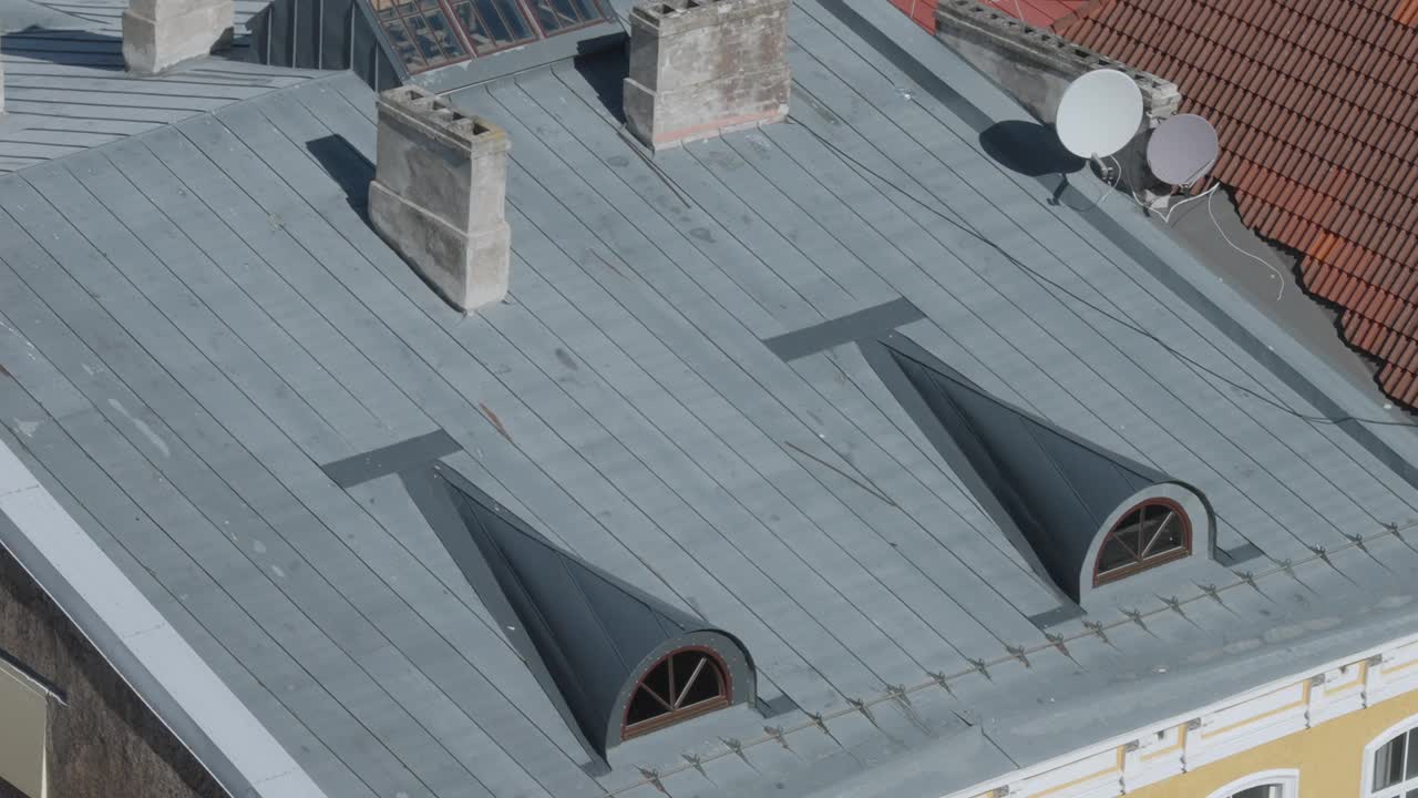 爱沙尼亚塔林带有烟囱和卫星天线的城市屋顶视频下载