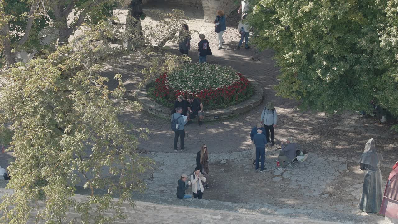 人们在爱沙尼亚塔林一个宁静的公园里享受阳光明媚的一天视频下载