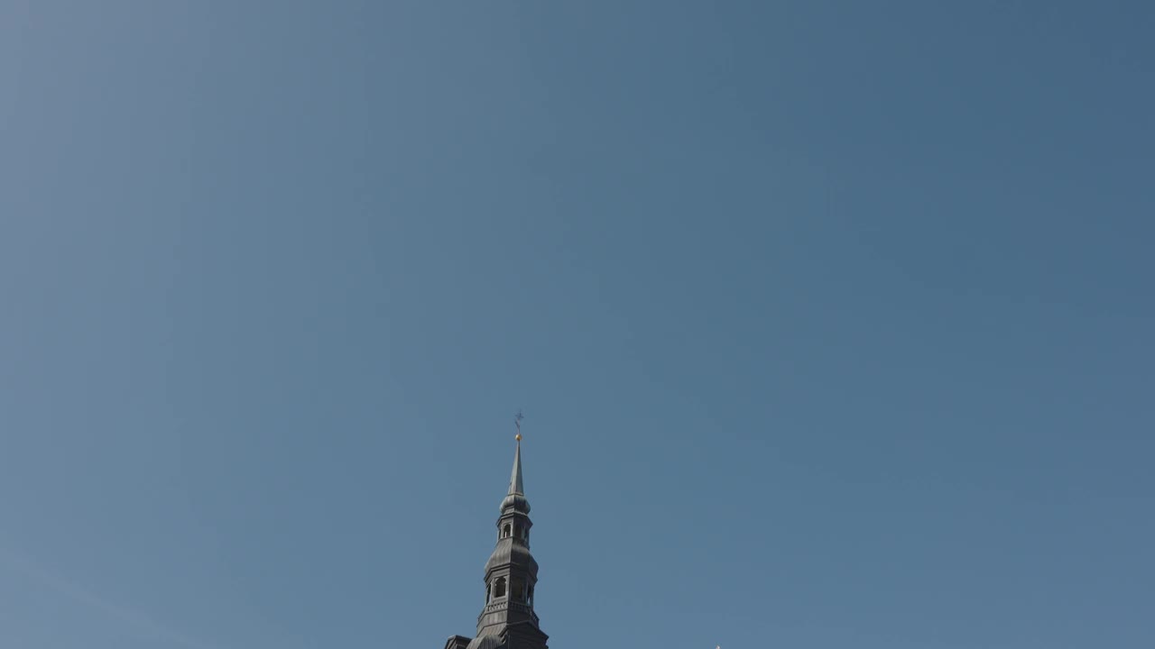 爱沙尼亚塔林的蓝天衬托下的古典欧洲教堂尖塔视频下载