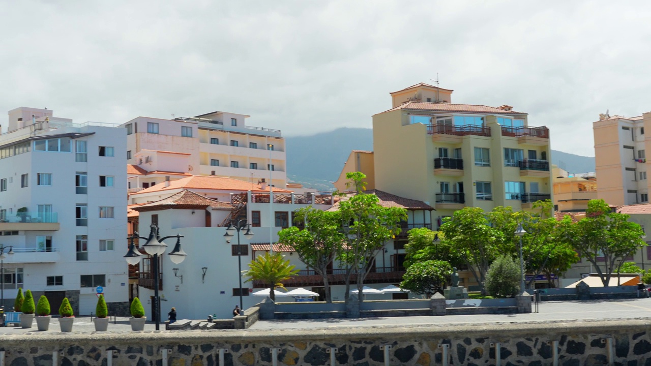 特内里费岛德拉克鲁兹港的城市景观，左图视频下载