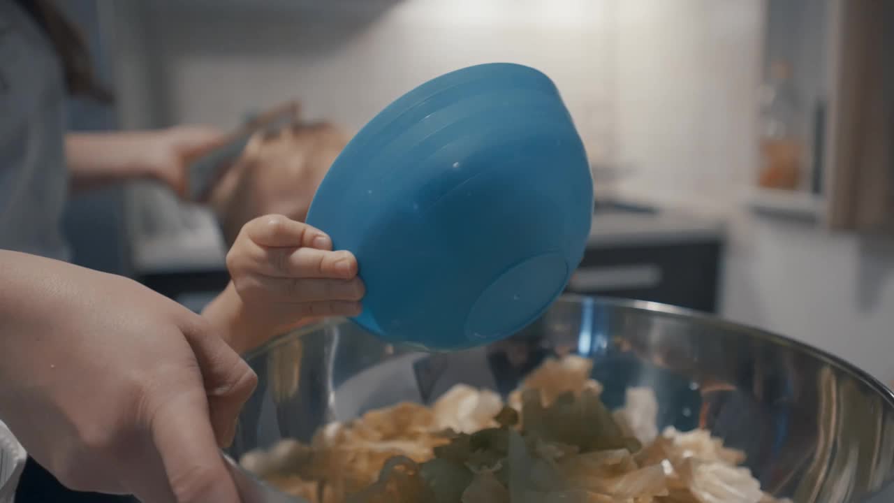 婴儿坐在食物碗旁边:厨房冒险视频下载
