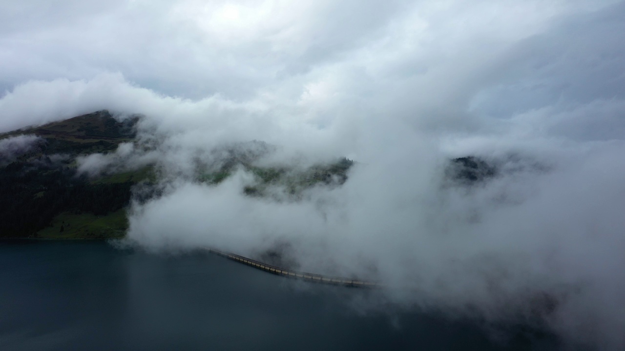 在欧洲，法国，阿尔卑斯山，萨瓦，在冬天，在一个多云的日子里，玫瑰湖上的云。视频下载