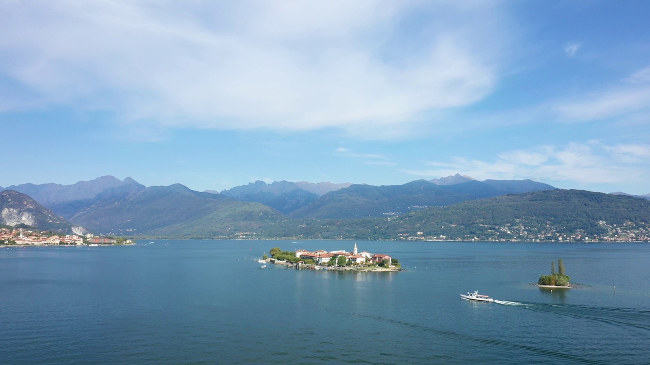 阳光明媚的夏日，欧洲、意大利、伦巴第和皮埃蒙特的马焦雷湖上的马尔盖拉岛全景。视频下载
