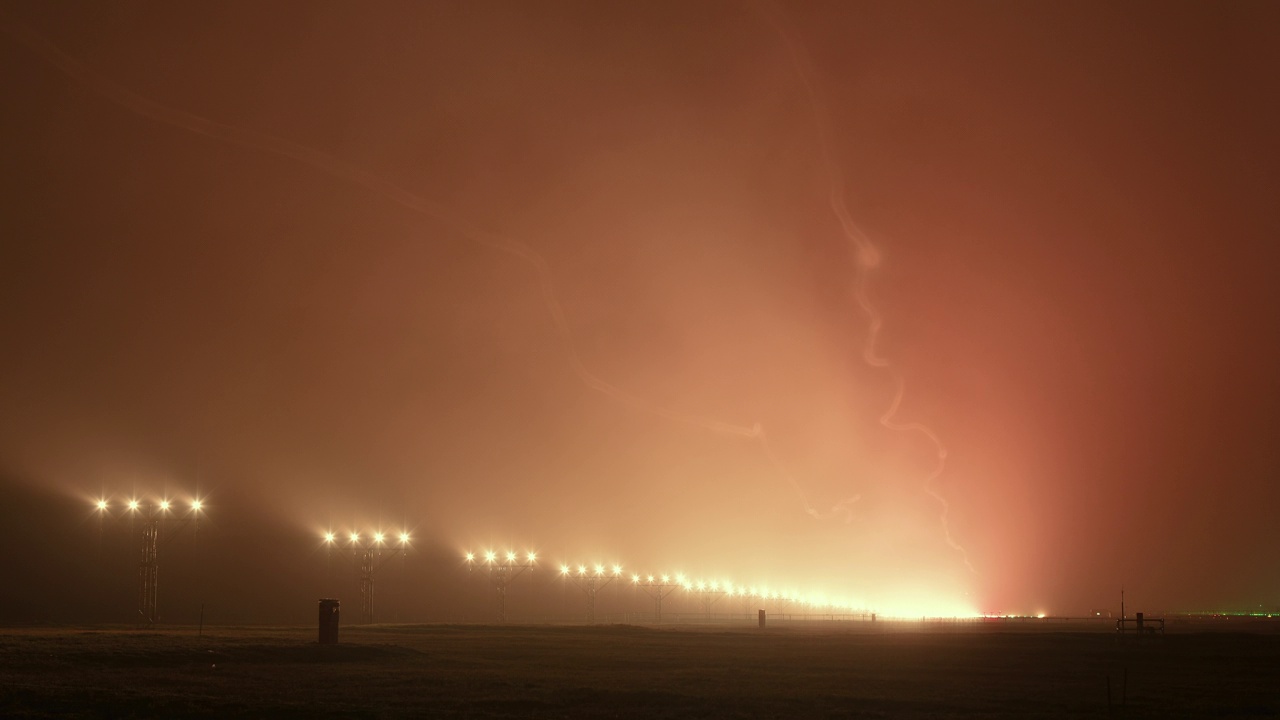 客机在雾蒙蒙的夜晚降落在机场视频下载