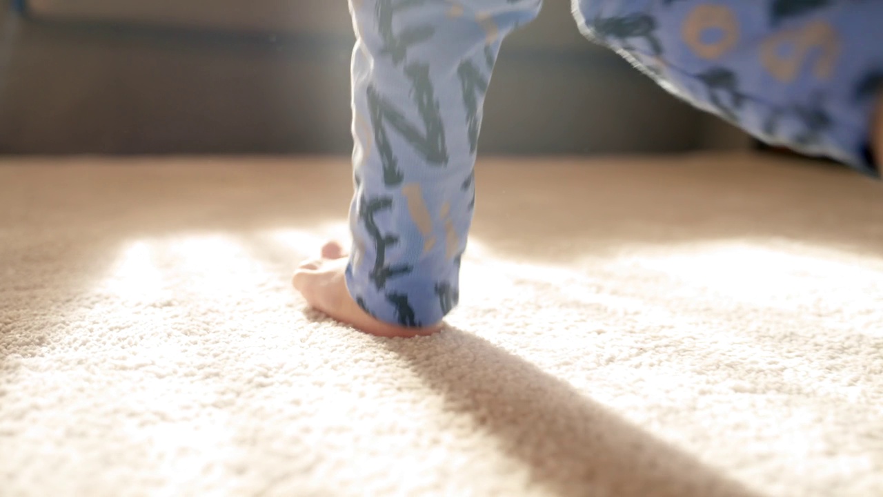 一个人走在地毯上的模糊照片视频下载