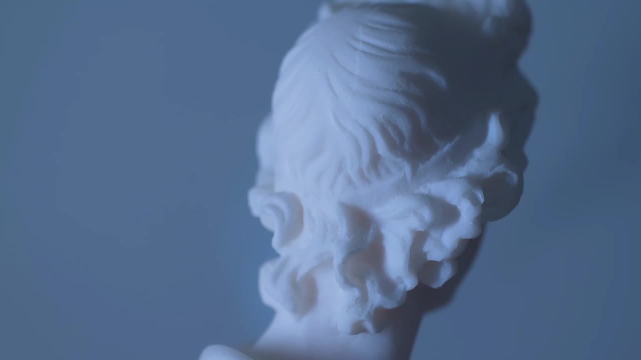 希腊赫尔墨斯神在温暖的光线下旋转的雕像视频下载