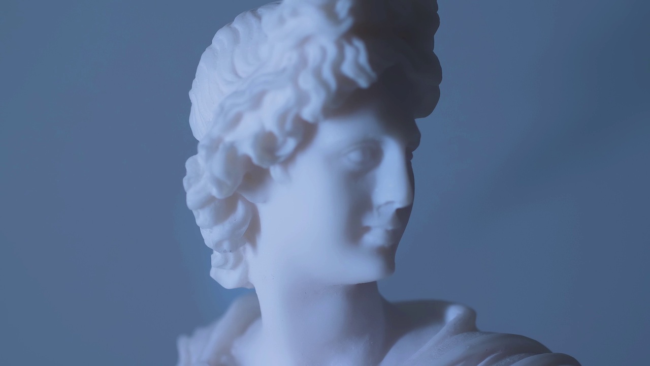 希腊赫尔墨斯神在温暖的光线下旋转的雕像视频下载