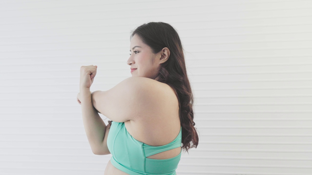 胖乎乎的女人做伸展运动热身视频下载
