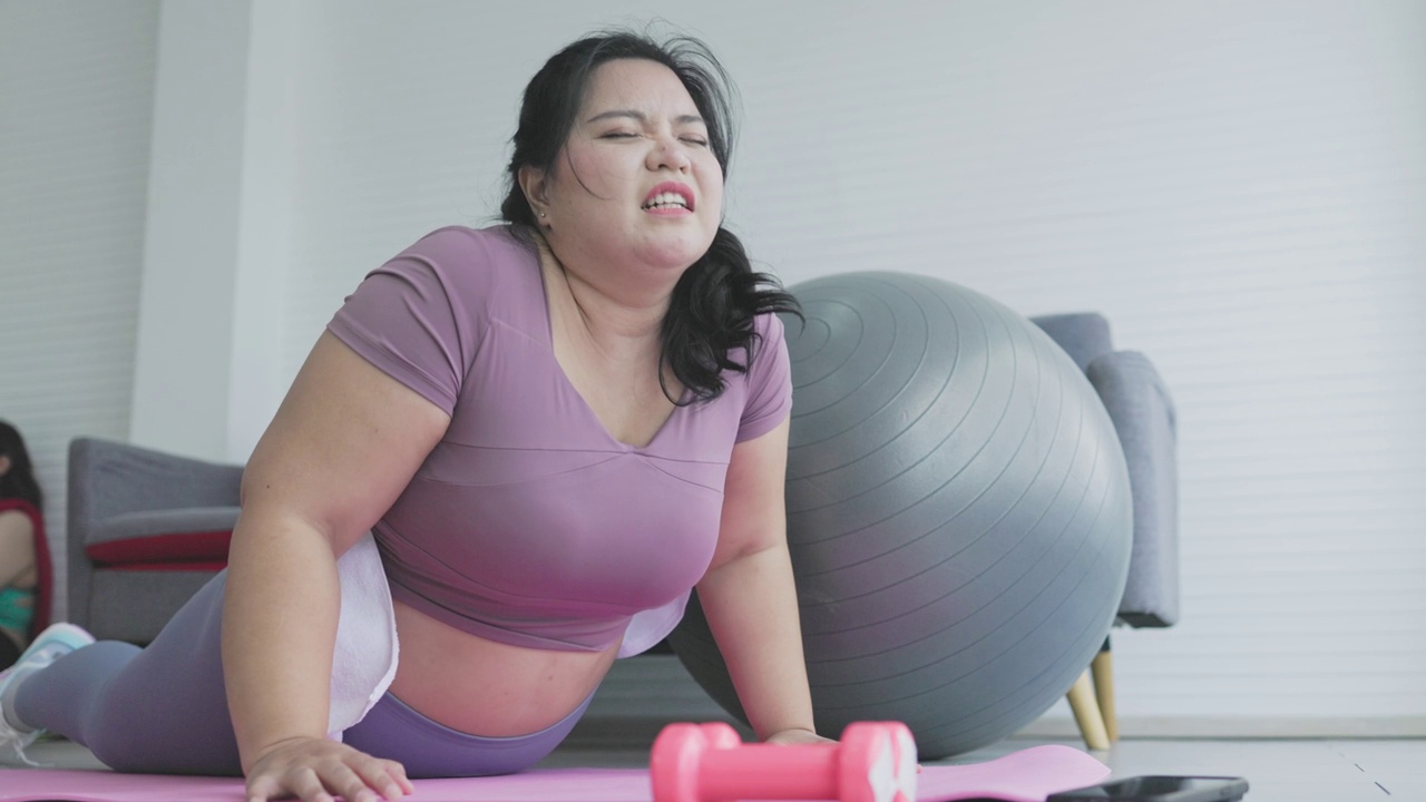 胖乎乎的女人在做运动视频下载