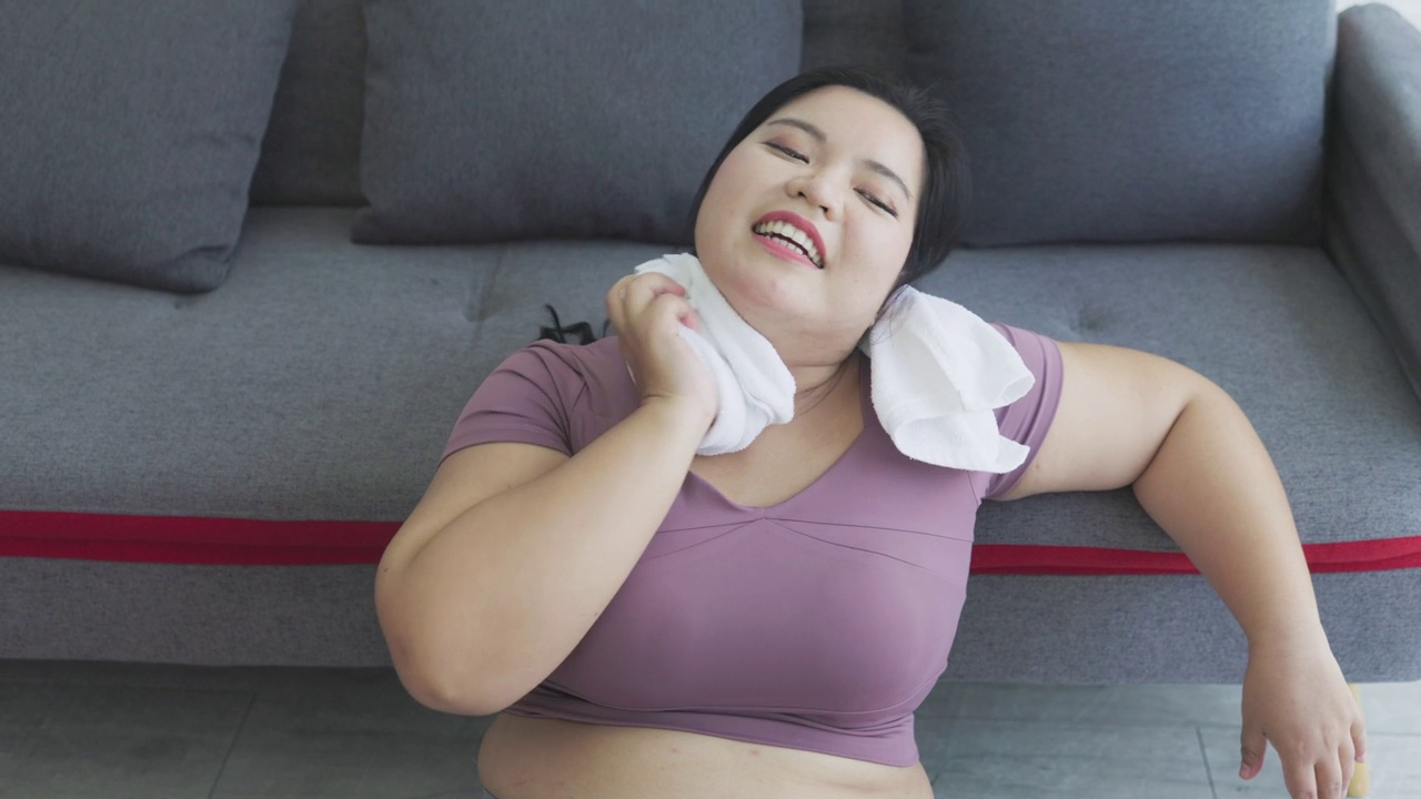 胖女人因运动而疲惫不堪视频下载