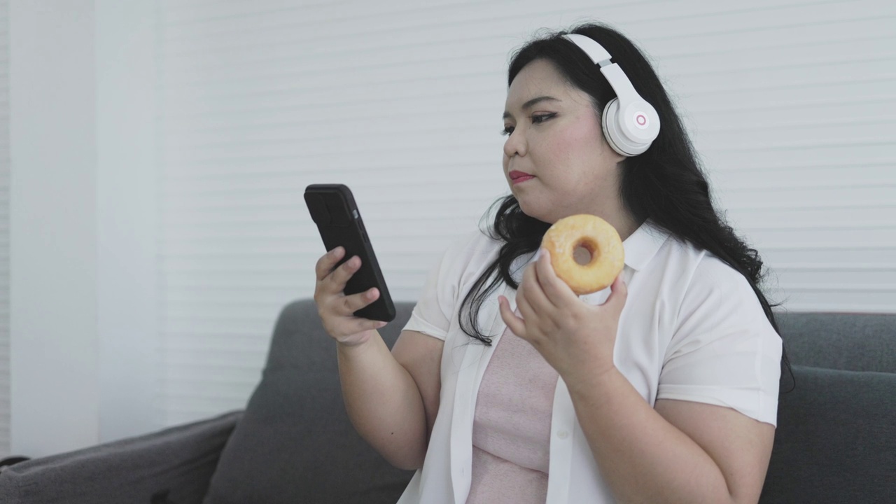 女人吃甜甜圈视频下载