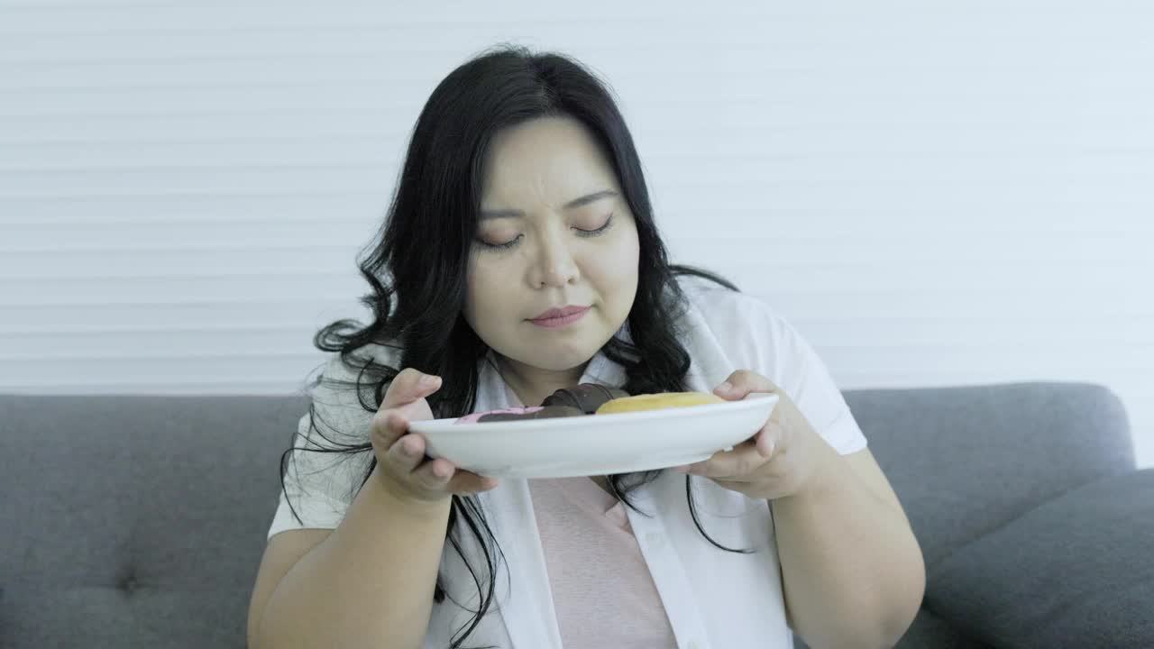 吃甜点的胖女人视频下载