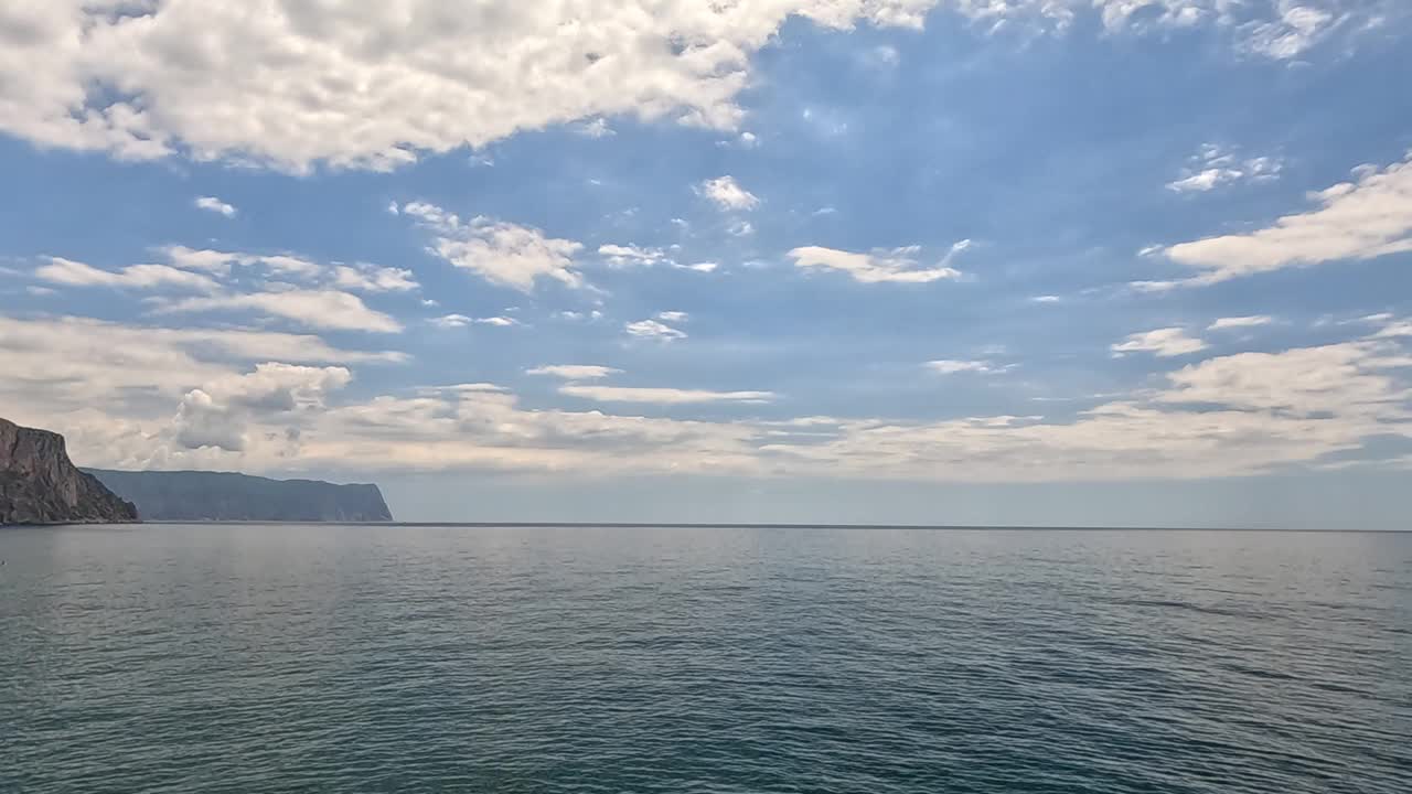 海水表面。在平静的水面上鸟瞰，相机飞过清澈的海洋。太阳眩光。抽象航海夏季海洋自然。假期和旅行。天气和气候变化。慢动作视频下载