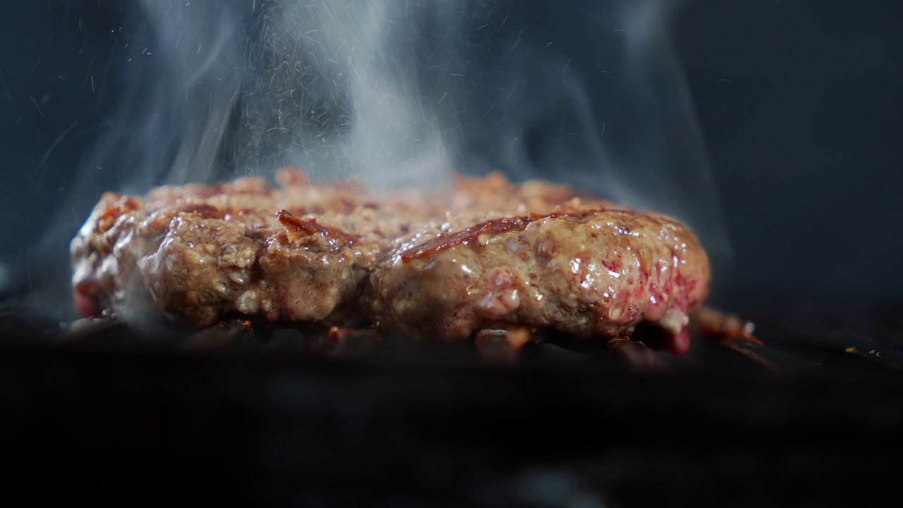 滋滋作响的烧烤馅饼:在烤架上烹饪的滑块视频下载