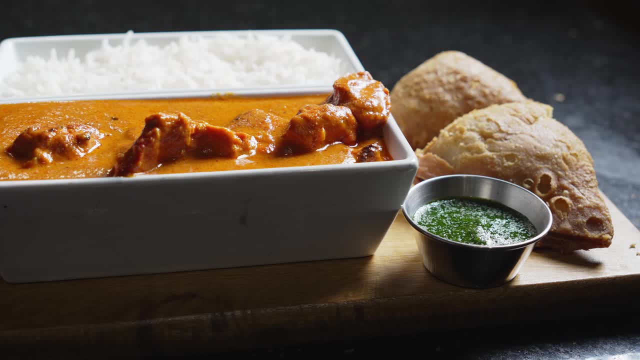 黄油鸡和萨莫萨:印度美食的英雄滑块镜头视频下载