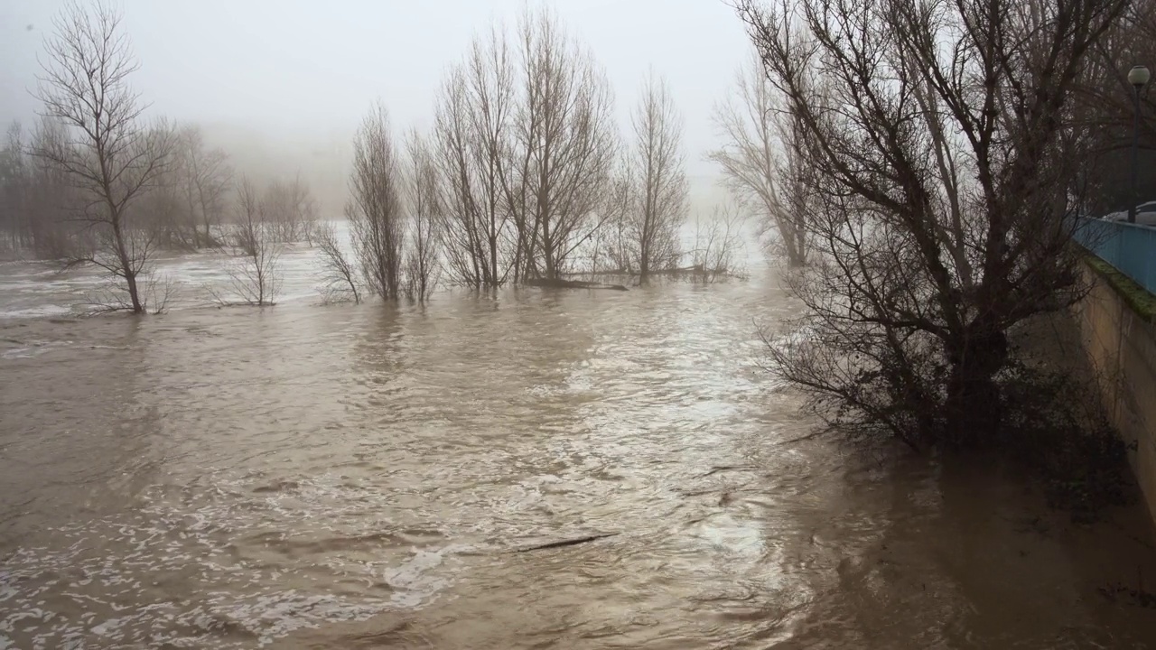 当杜埃罗河流经Castronuño时，西班牙巴利亚多利德视频下载