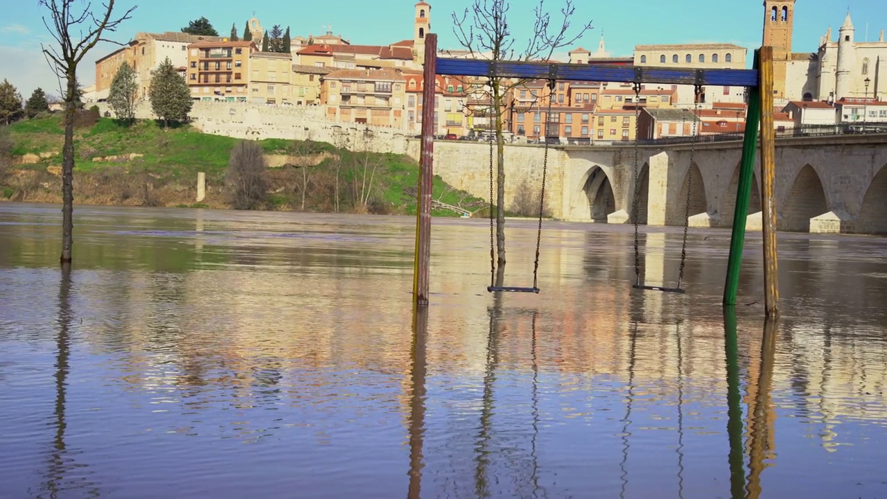 洪水淹没了杜埃罗河畔的一个公园视频下载