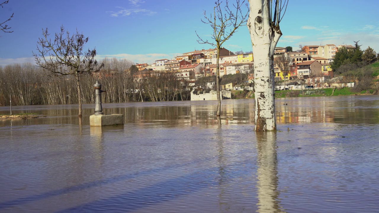 洪水淹没了杜埃罗河畔的一个公园视频下载