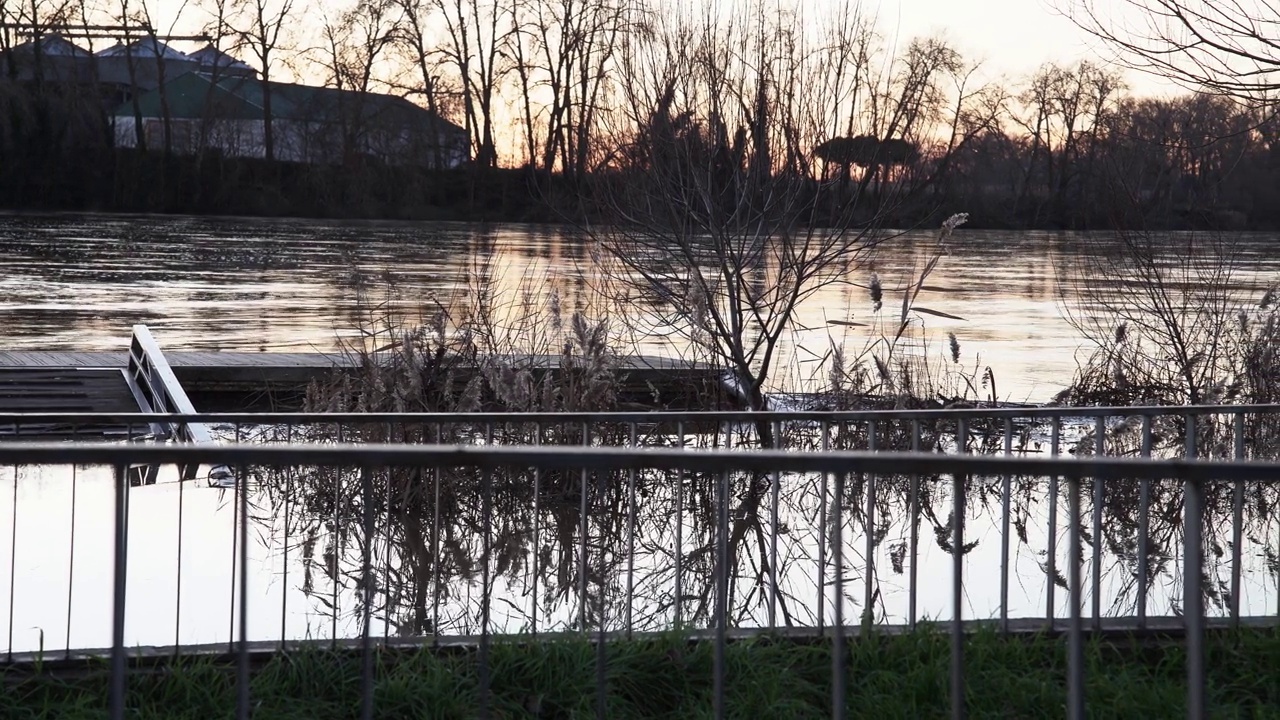 杜埃罗河水泛滥，小码头被淹视频下载