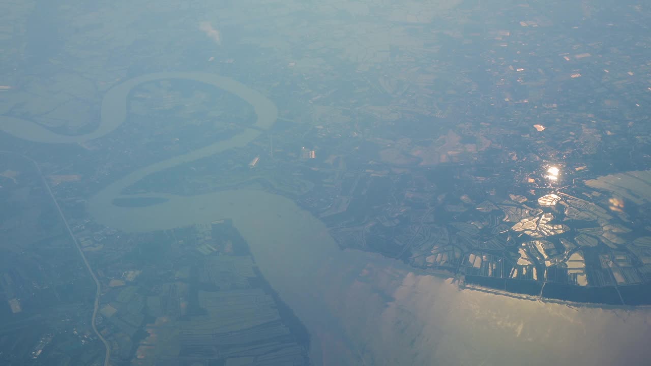 美丽的风景，河流和农场，从飞机上看视频素材