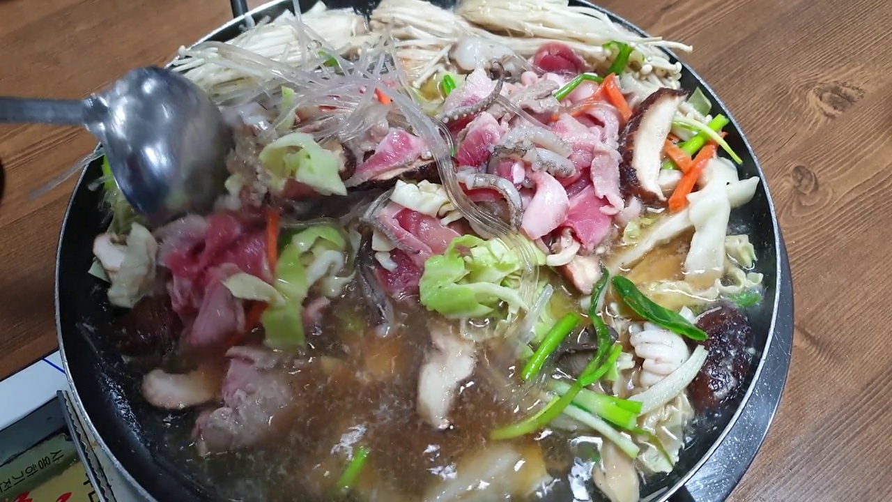 手煮韩式火锅，混合肉片和蔬菜烤肉汤视频下载