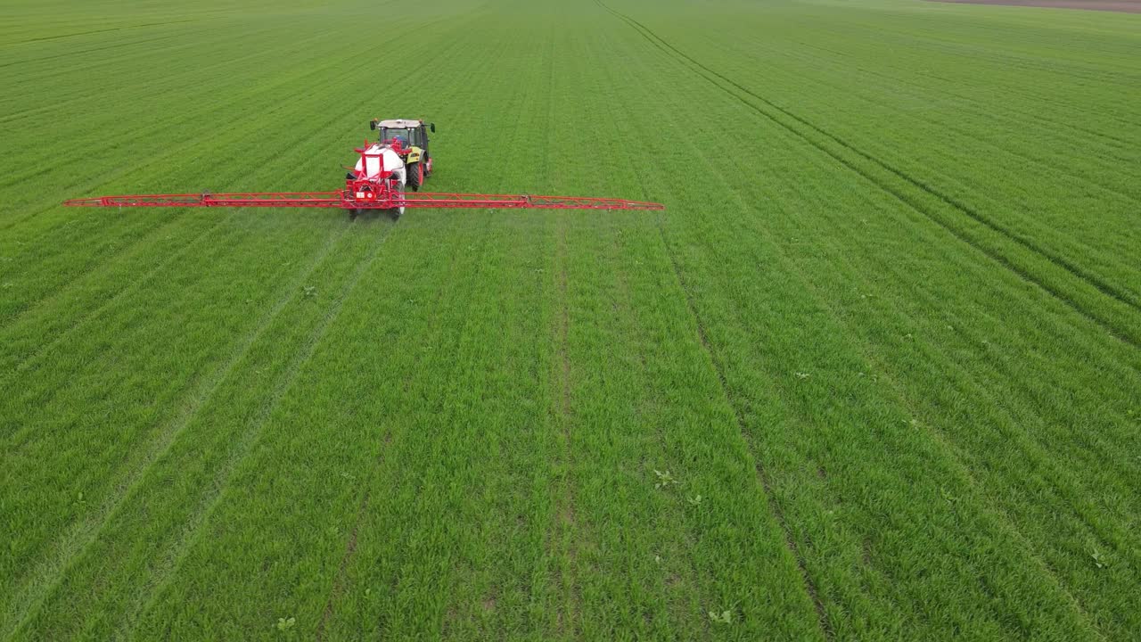 鸟瞰图作物喷雾器在麦田喷洒农药视频下载
