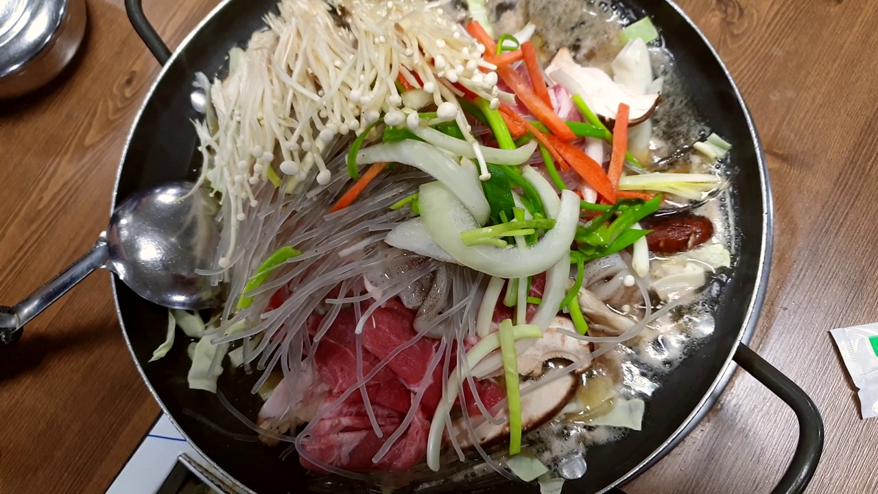 手煮韩式火锅，混合肉片和蔬菜烤肉汤视频下载