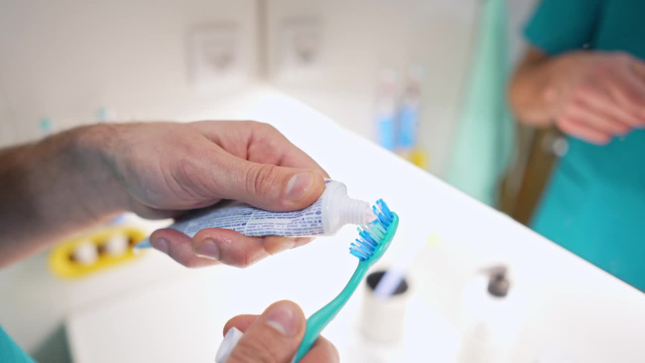 一个医生把牙膏涂在牙刷上视频下载