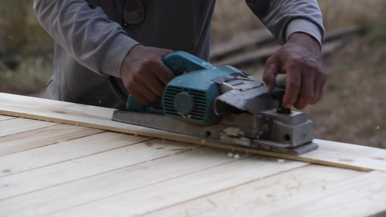 4K视频木匠工作平滑木门的美感视频下载