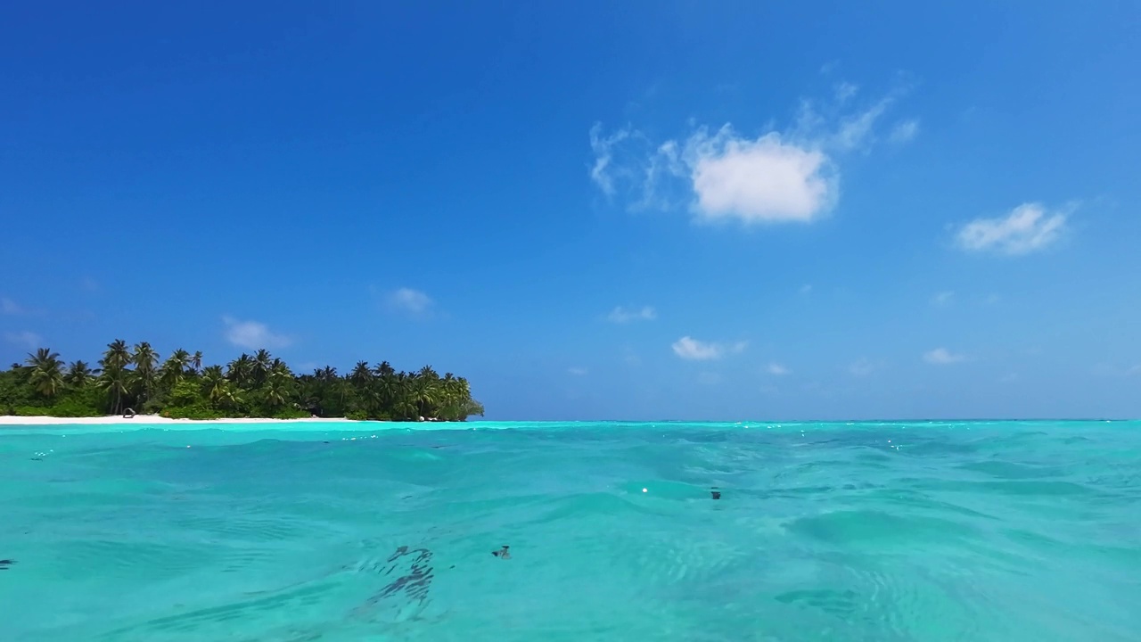 从海洋低角度看热带岛屿视频下载