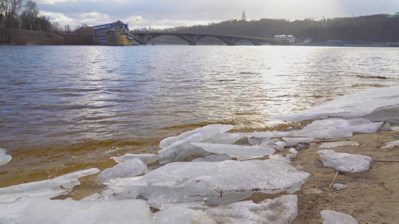 第聂伯罗河上的冰视频素材