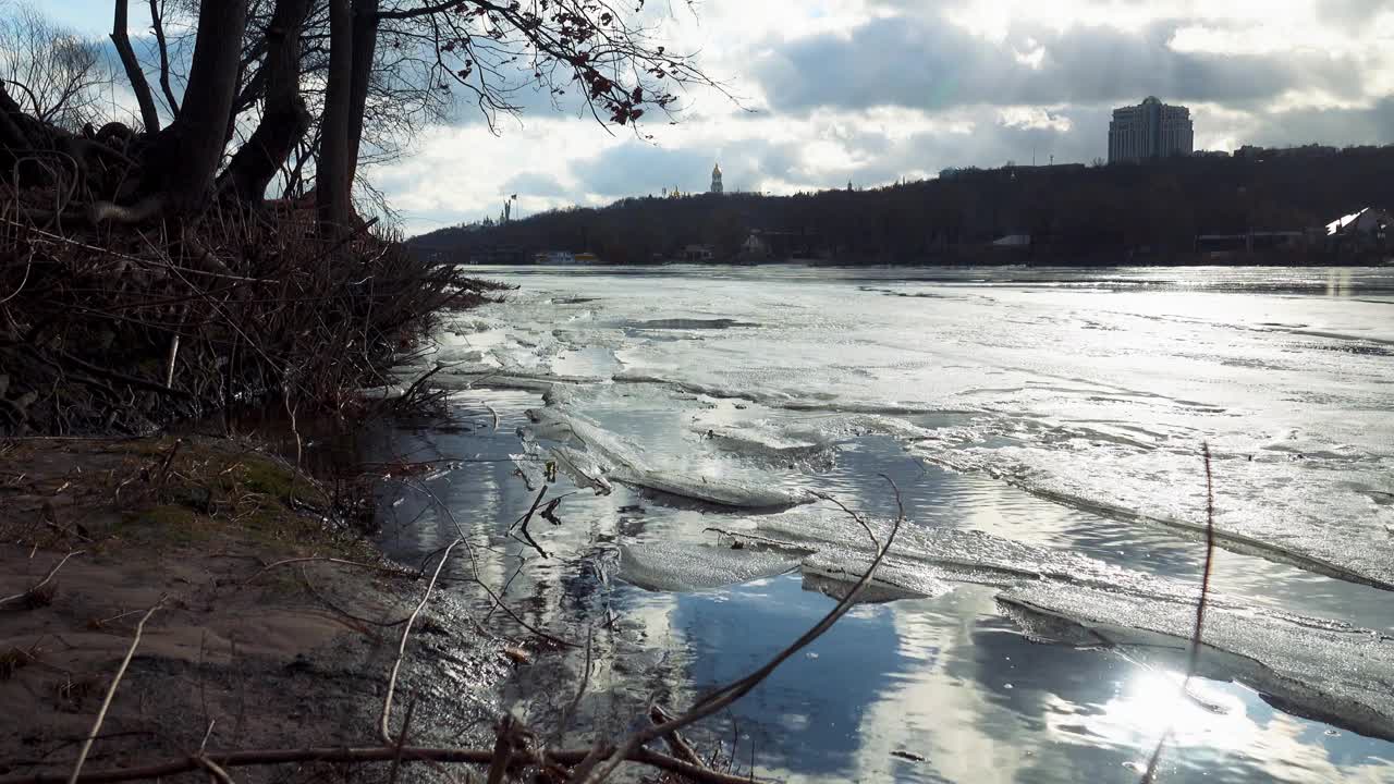 第聂伯罗河上的春天和融化的冰视频素材