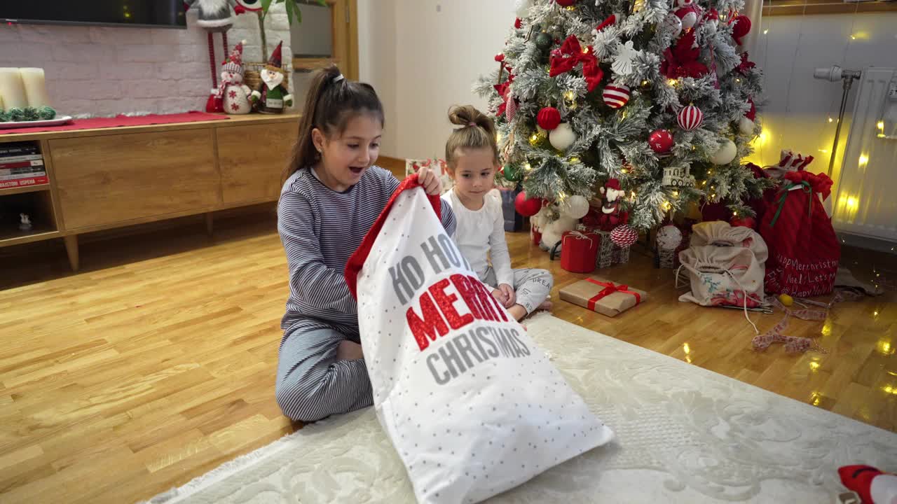一个白人女孩抱着她收到的圣诞礼物大企鹅玩具视频下载