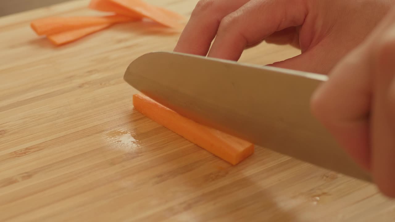 在砧板上将胡萝卜切成小方块视频素材