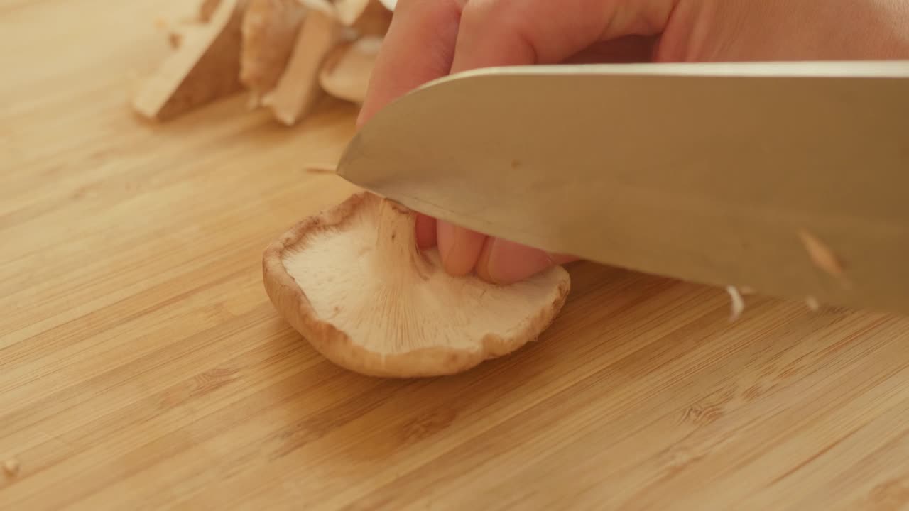 在木案板上切过香菇吗视频下载