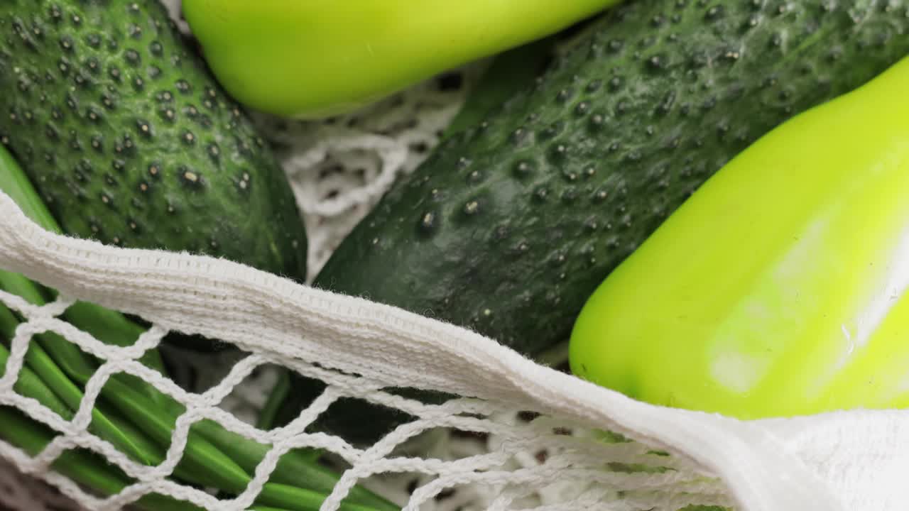 新鲜的绿色蔬菜在白色绳袋，特写视频下载