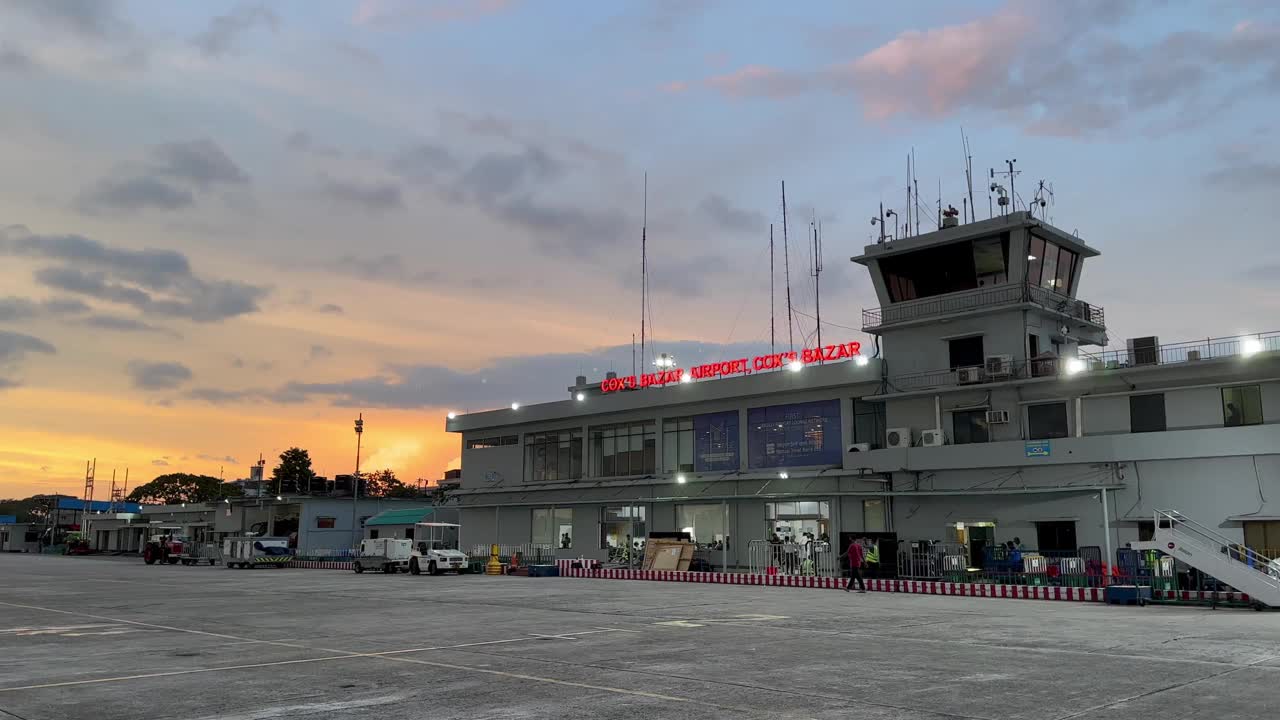 考克斯巴扎尔国际机场，孟加拉国的考克斯巴扎尔，日落时分，天空充满戏剧性。孟加拉国国内机场(CXB)视频下载