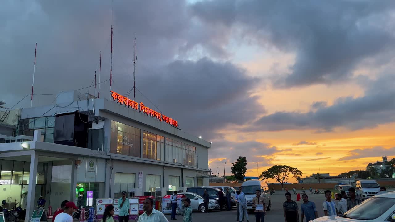 考克斯巴扎尔国际机场，孟加拉国的考克斯巴扎尔，日落时分，天空充满戏剧性视频下载