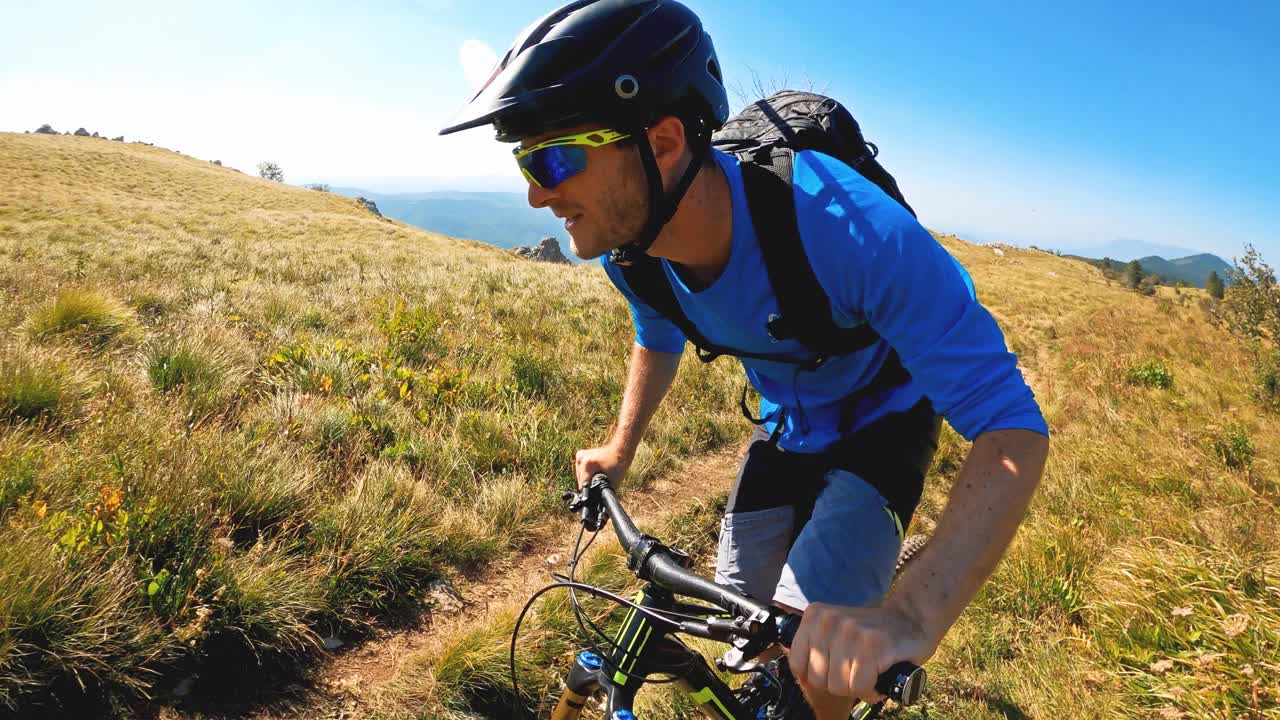 健康的运动员决心骑山地车上坡视频下载