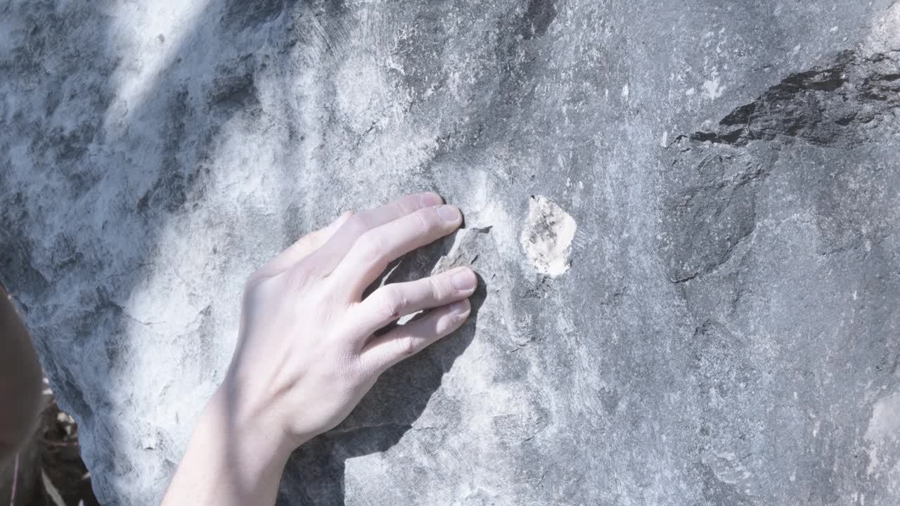 一个人的手碰到一块石头，在户外攀岩视频下载