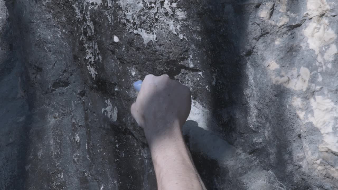 一个人用扫帚擦石头视频下载