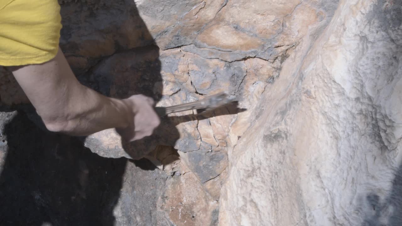 一个人用锤子敲着石头视频下载