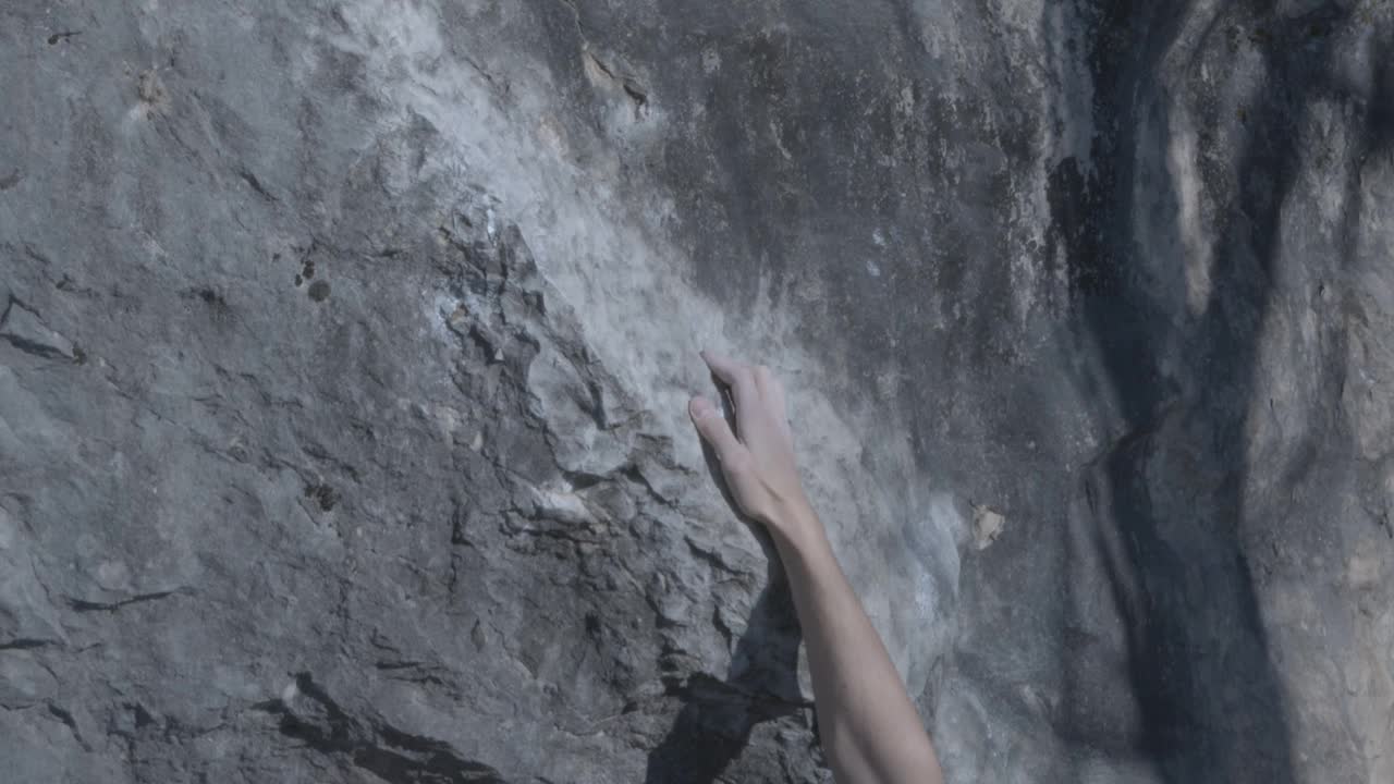 一个人的手碰到一块石头，在户外攀岩视频下载