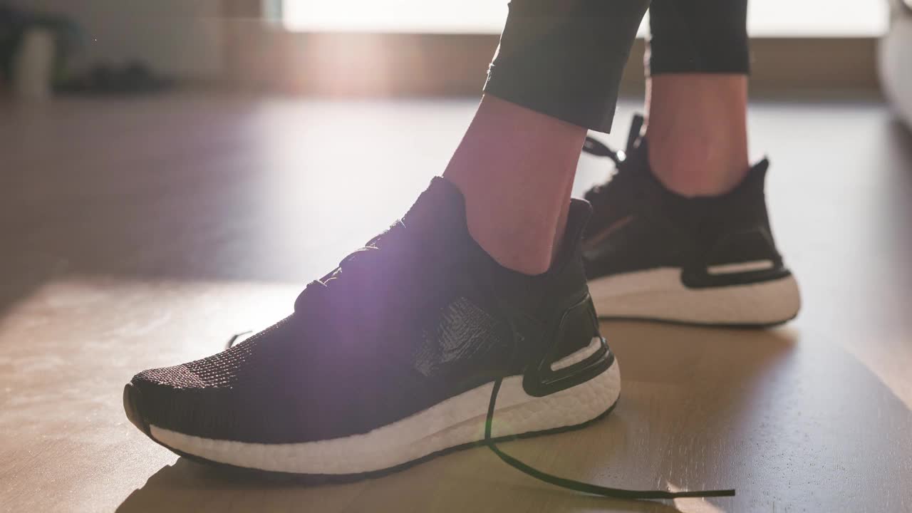 健康的女人系鞋带，为日常锻炼做准备视频下载