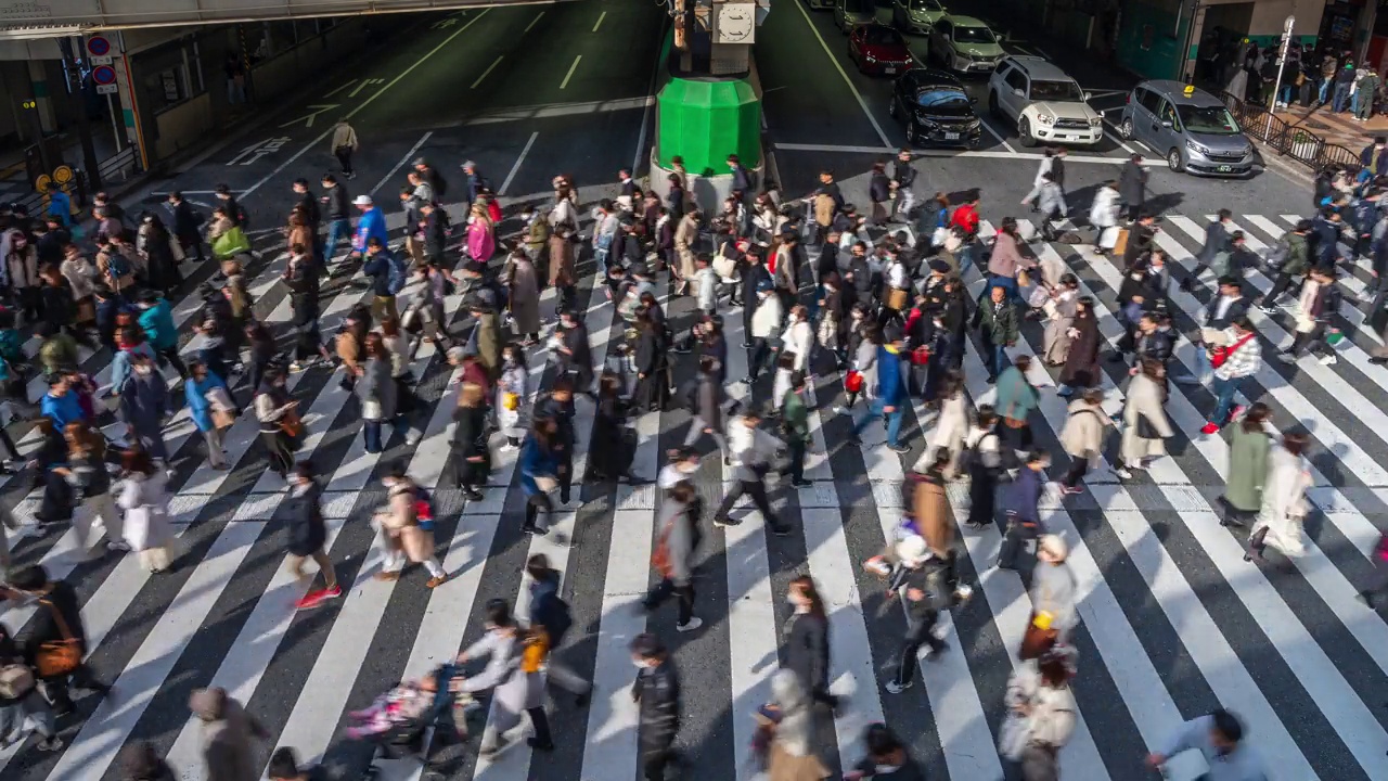 日本大阪梅田区拥挤的斑马线时间轴，城市生活，商业和金融概念视频下载